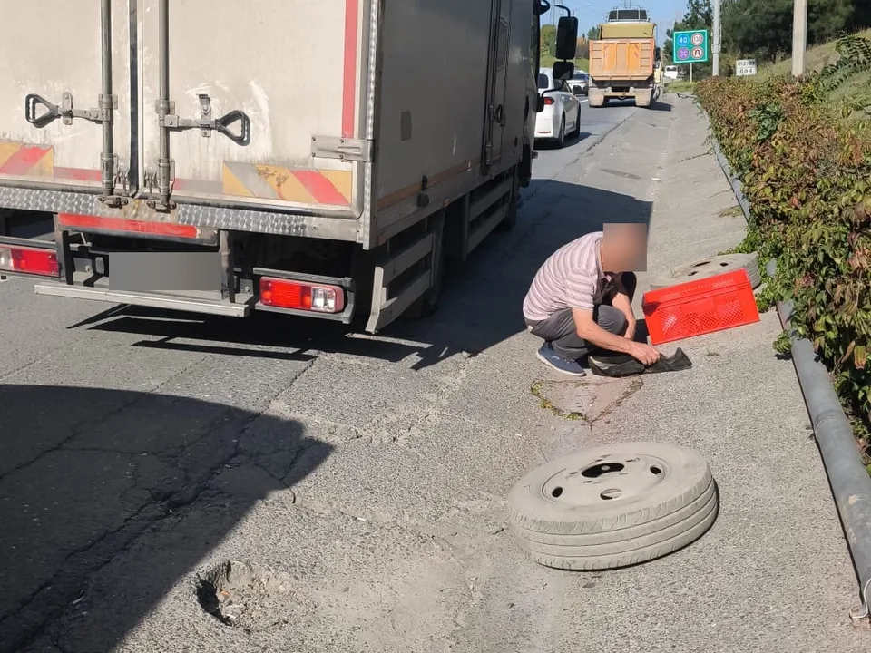 Kamyonun yanında yol kenarında yedek lastik değişimi — Gaziosmanpaşa için örnek çalışma fotoğrafı