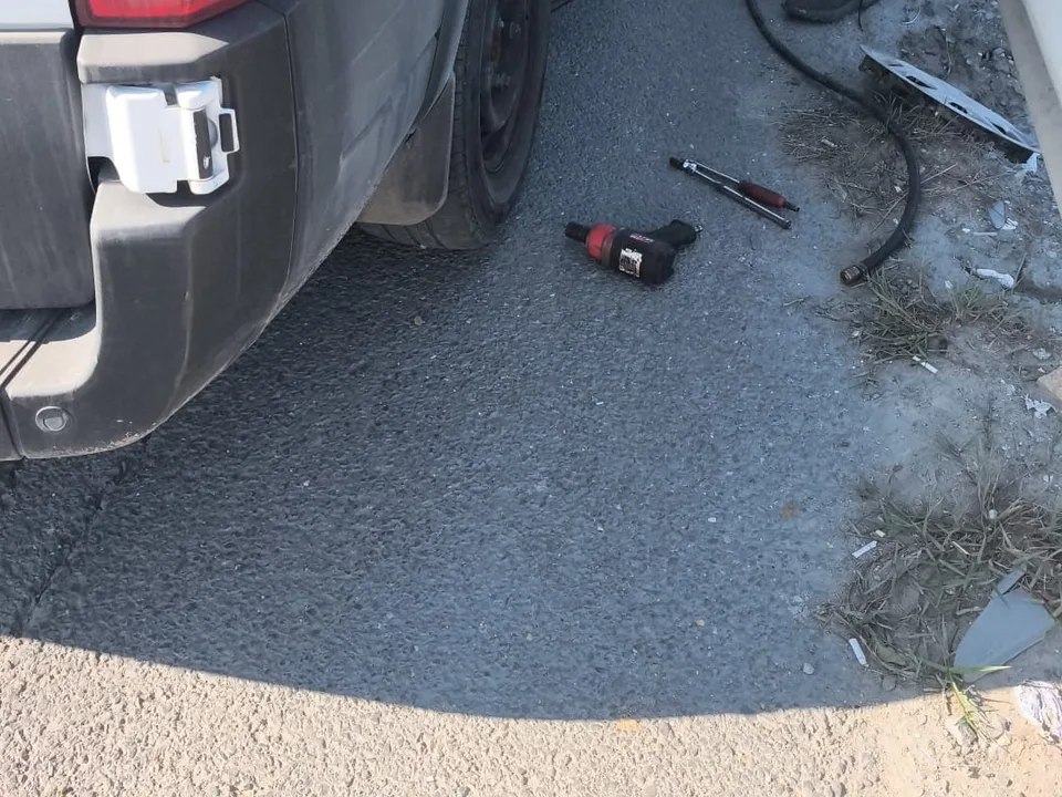 Yol kenarında ticari araçta lastik değişimi ve havalı tabanca — Tuzla için örnek çalışma fotoğrafı
