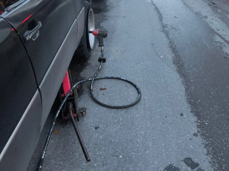 Cadde kenarında kriko ve havalı tabanca ile lastik değişimi — Bağcılar için örnek çalışma fotoğrafı
