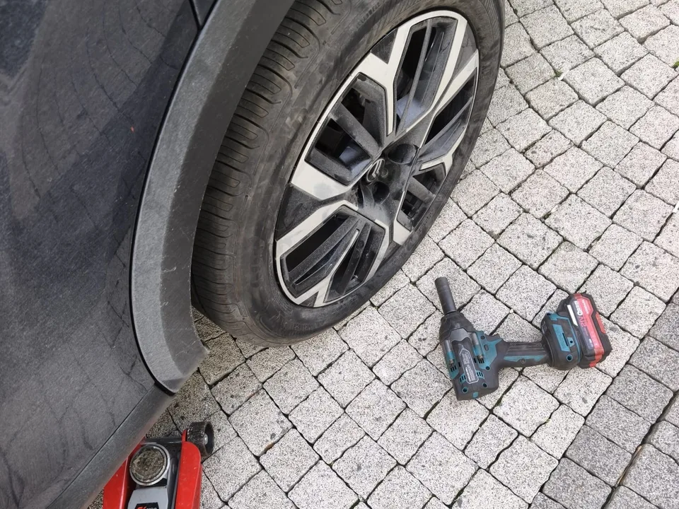 Alaşım jantlı lastik, kırmızı kriko ve akülü somun tabancası — Çatalca için örnek çalışma fotoğrafı