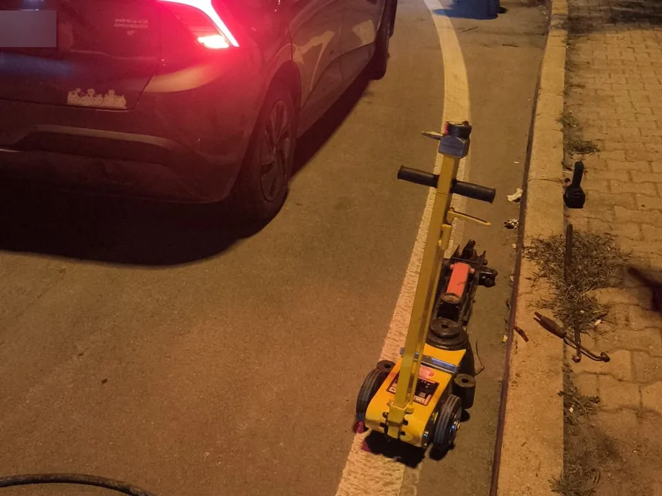 Gece yol kenarında sarı hidrolik kriko ile lastik hizmeti — Hayriye Caddesi için örnek çalışma fotoğrafı