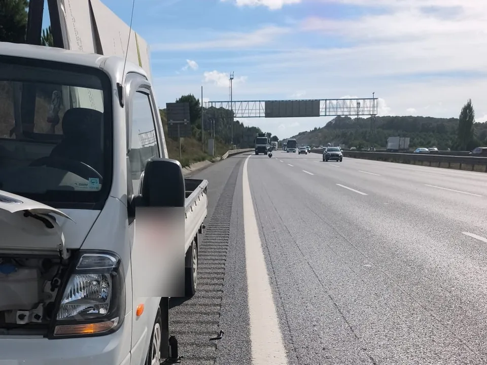 Otoyol kenarında emniyet şeridinde duran pikap — TEM / O-3 Avrupa için örnek çalışma fotoğrafı